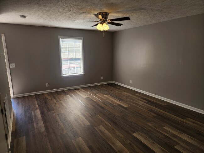 sala de estar desde la cocina - 62 Jacoby Jamison Ln