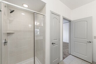 Building Photo - 8877 Lakes at 610 Dr