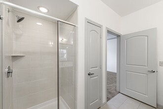 Building Photo - 8877 Lakes at 610 Dr