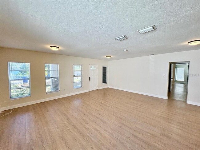 Foto del edificio - 8904 N Hamner Ave