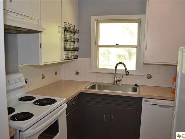 Foto del edificio - 3 Bed, 1 Bath with Hardwood Floors and Large Fenced Backyard