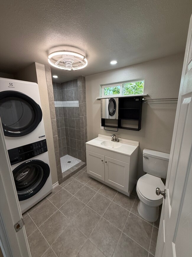Hall Bath/ Laundry - 6838 Burkett St