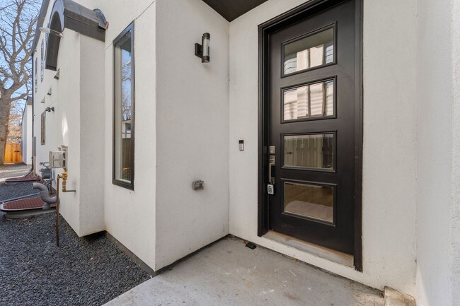 Building Photo - 5 Bed, 5 Bath home in South Park Hill