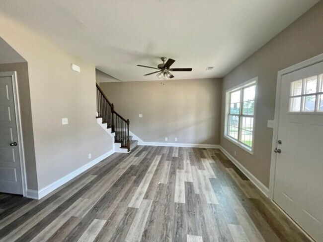 Building Photo - 3 Bedroom 2 Bathroom Home