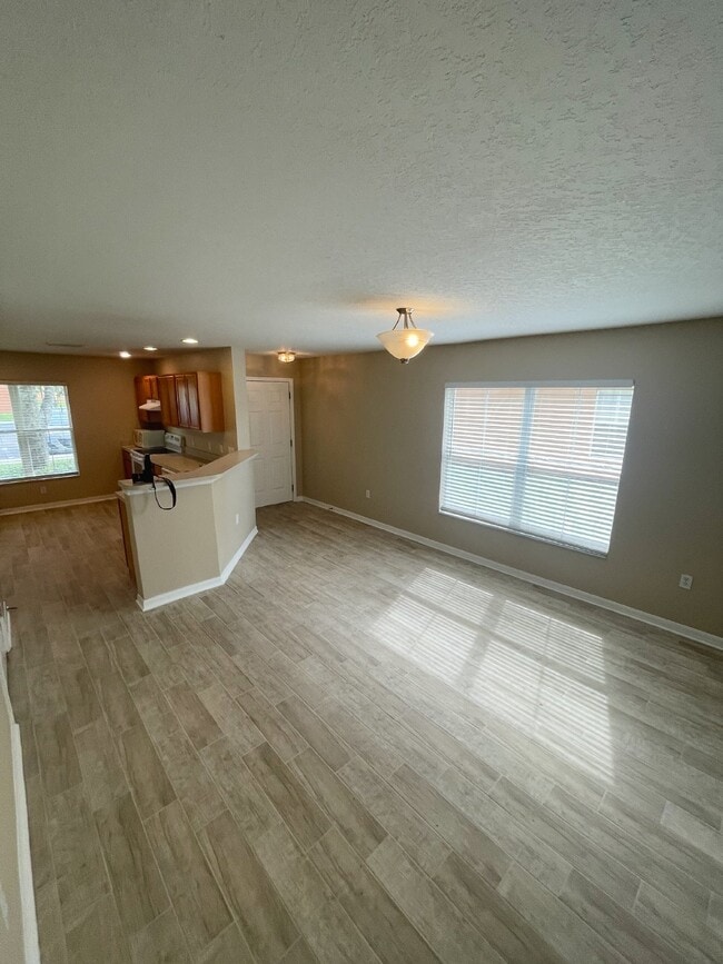 Building Photo - SPACIOUS 3 BED/ 2.5 BATH 2 STORY END UNIT ...