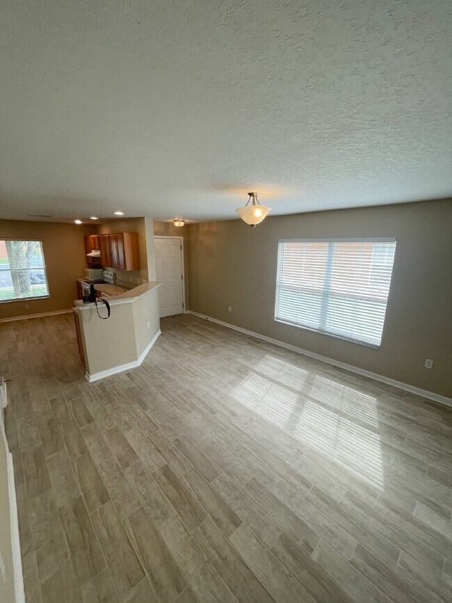 Foto del edificio - SPACIOUS 3 BED/ 2.5 BATH 2 STORY END UNIT ...