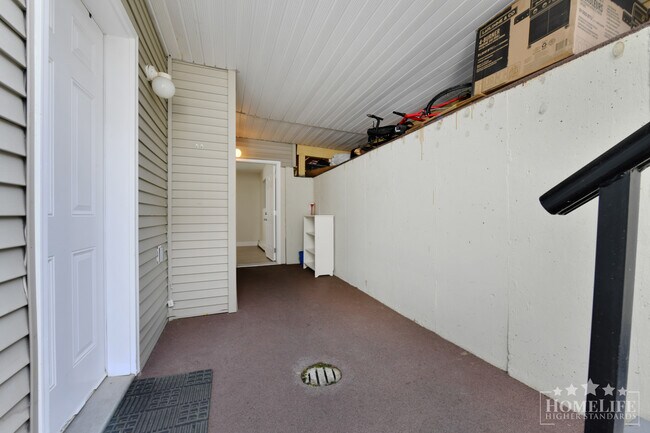 Photo du bâtiment - Quiet and Peaceful 2 Bedroom Basement Suite in Surrey