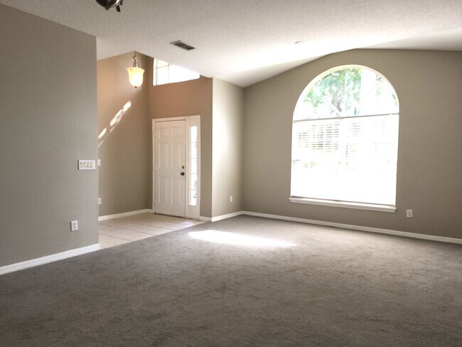 Building Photo - Spacious Home on Quiet Street with Lake View
