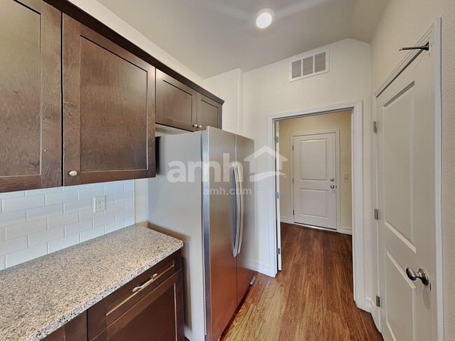 Building Photo - 5824 Petronius St