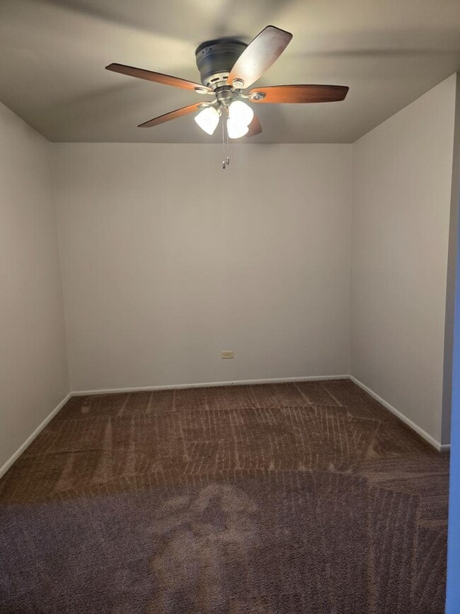 Building Photo - 941 N River Dr