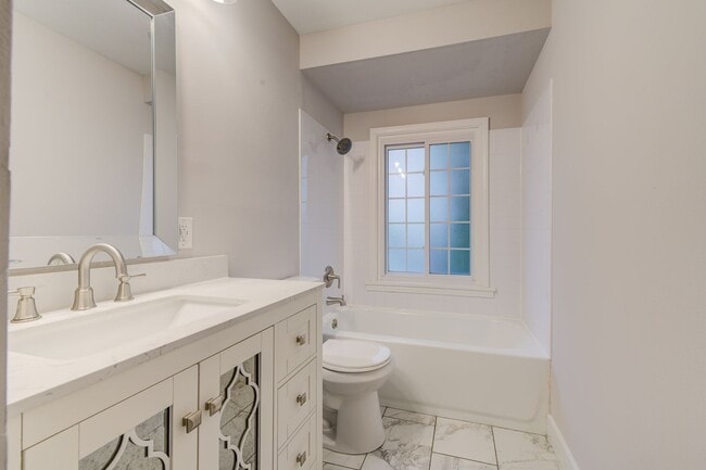 Building Photo - Spacious two bedroom renovated apartment