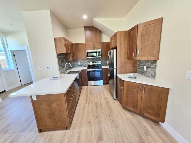 Foto del edificio - BRAND NEW! 3 bed 2.5 bath Right Next to UCD