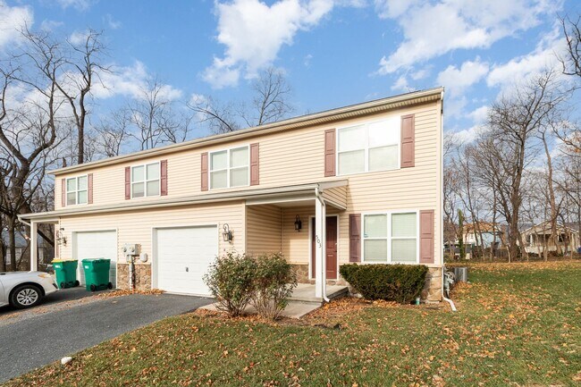 Building Photo - Well Maintained End Town Home Unit For Ren...