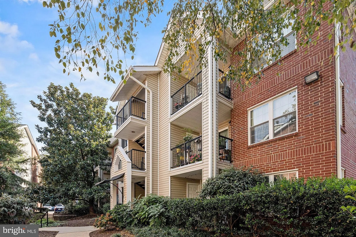 Photo - 3310 Wyndham Cir (Alexandria, VA)