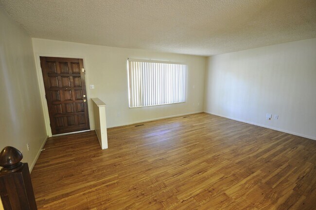Foto del edificio - Close to CSU! 3 Bed Home with Fenced Yard & Garage