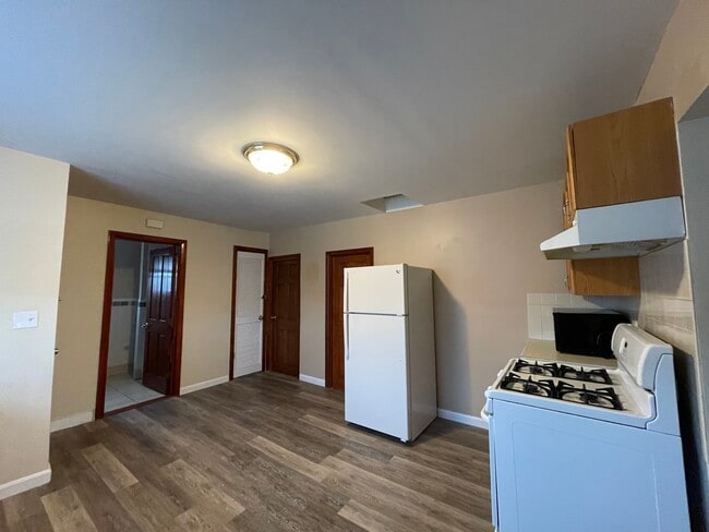 Building Photo - 395 Waterman Ave