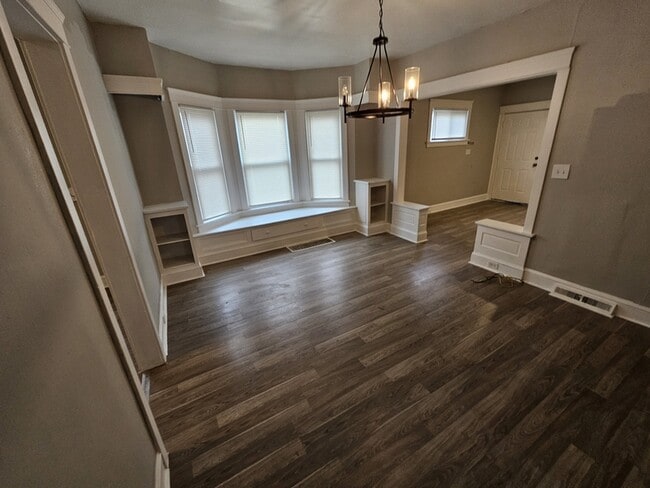 Building Photo - 2032 W 98th St