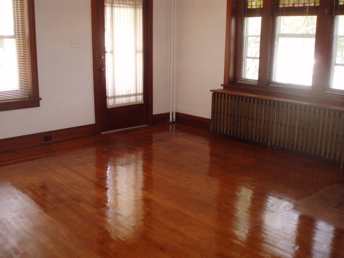 6347 Front unit - 6347 Memorial Rd