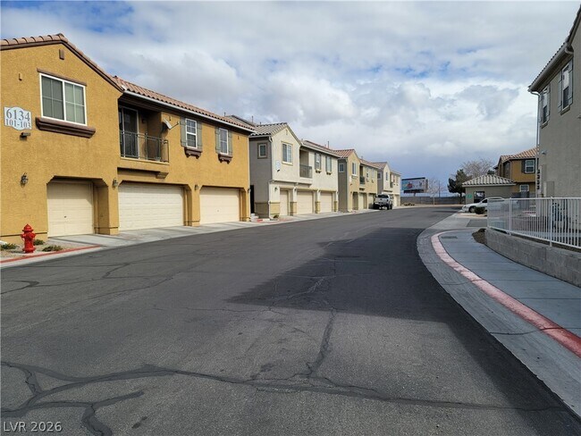 Foto del edificio - 6140 Pine Villa Ave