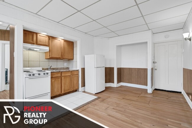 Building Photo - 1442 W Howard St