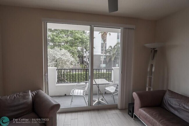 Foto del edificio - 2421 NE 65th St