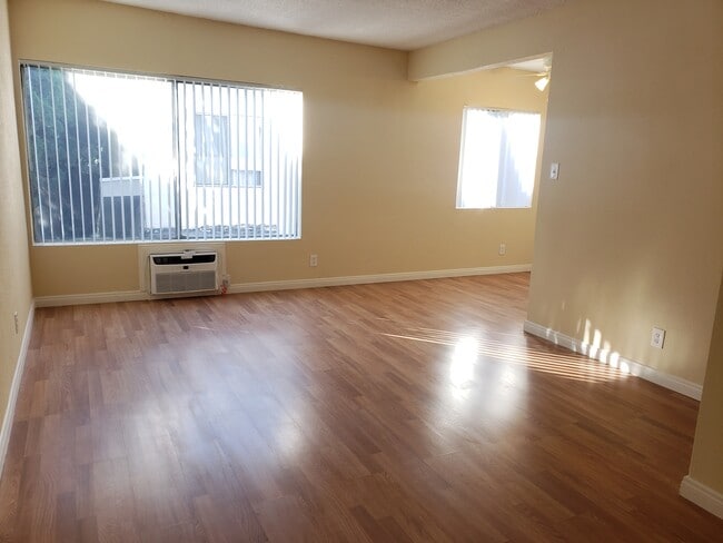 Building Photo - 2955 S Mayflower Ave