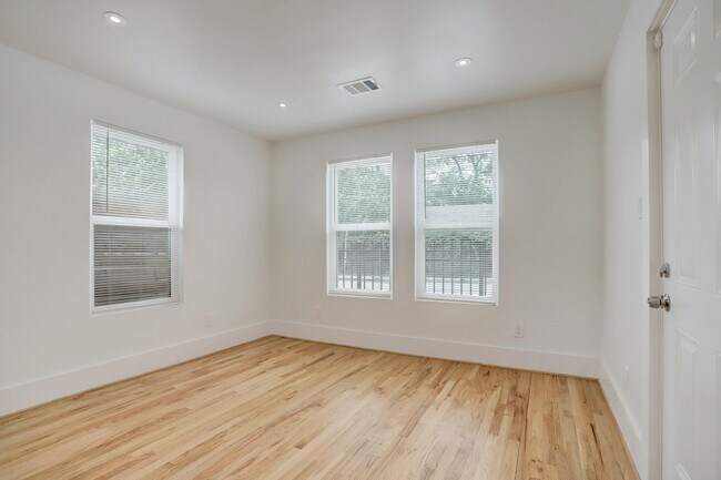 Foto del edificio - 6109 N Main St
