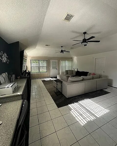 SALA DE JUEGOS/SALA DE ESTAR 2 - 1219 Lynn Ln