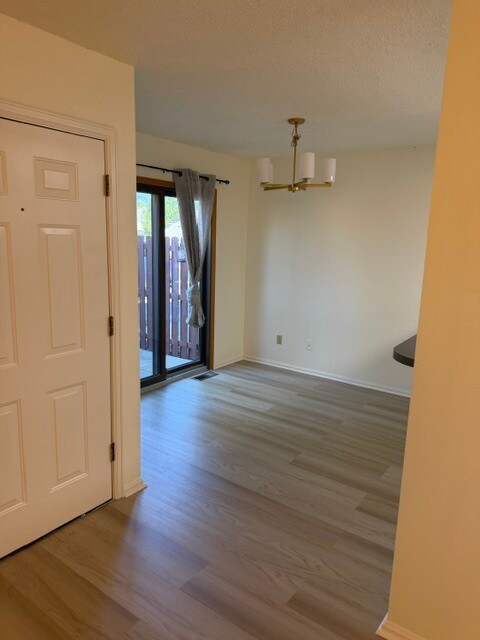 Comedor con iluminación nueva y patio privado. - 18294 W 58th Pl