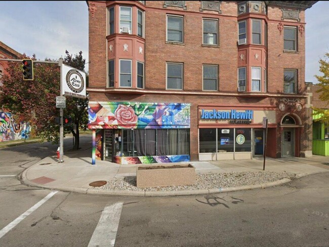 Building Photo - 601 Main St