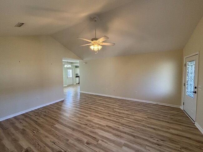 Building Photo - 472 Jester St