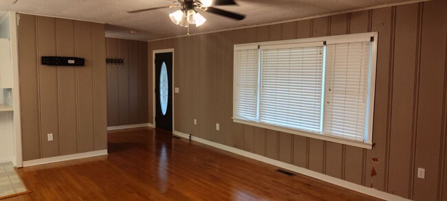 Building Photo - Beautiful 3 Bedroom 1 Bath, Brick Home wit...