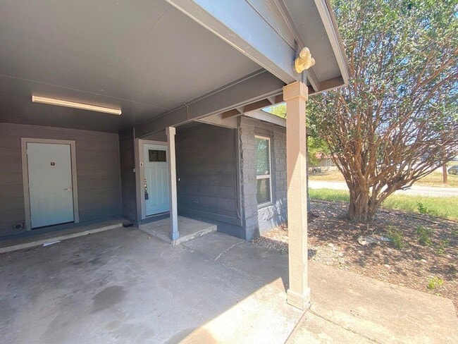 Building Photo - 3411 Lynridge Dr
