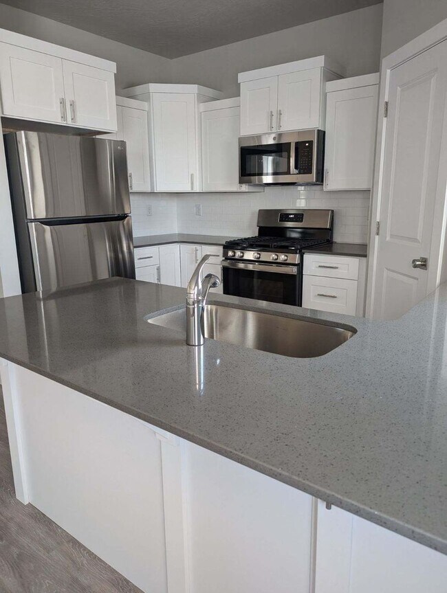 Foto del edificio - Brand New Townhome! Half off First Month M...