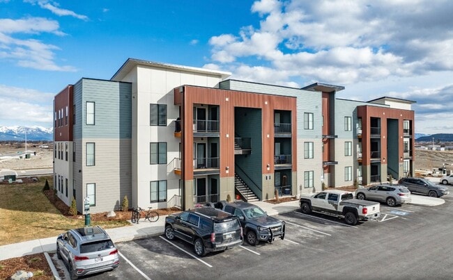 Building Photo - 2 bed 1 bath FIRST MONTH RENT FREE New Apa...