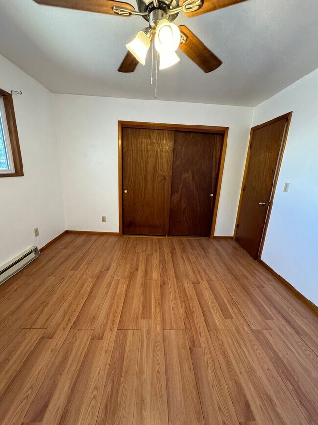 Building Photo - 2bdrm, 1 bath duplex with carport and fenc...