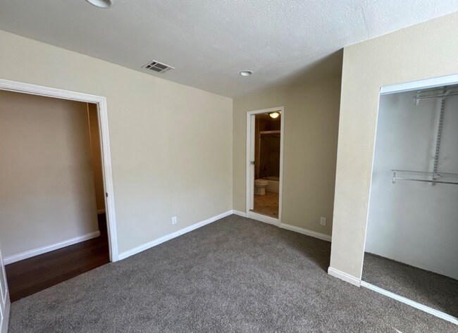 Foto del edificio - 8827 Darby Ave