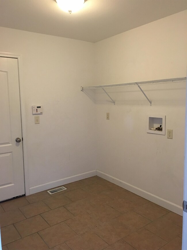 Building Photo - 123 Mesa Dr