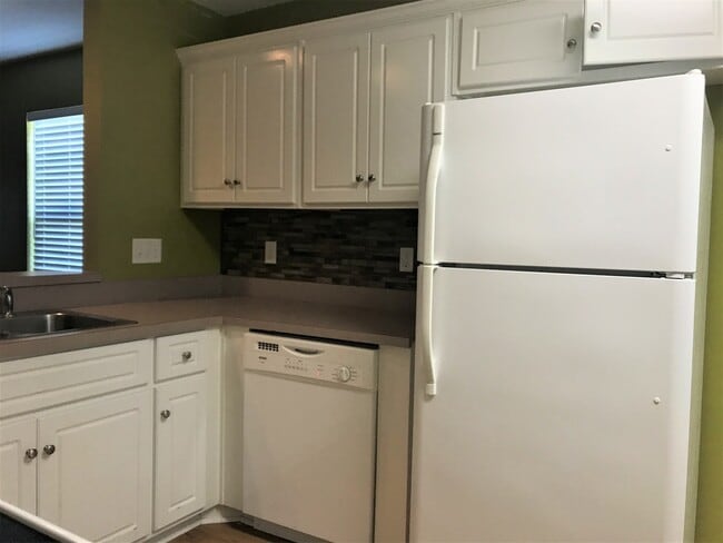 Building Photo - 200 Sunview Dr