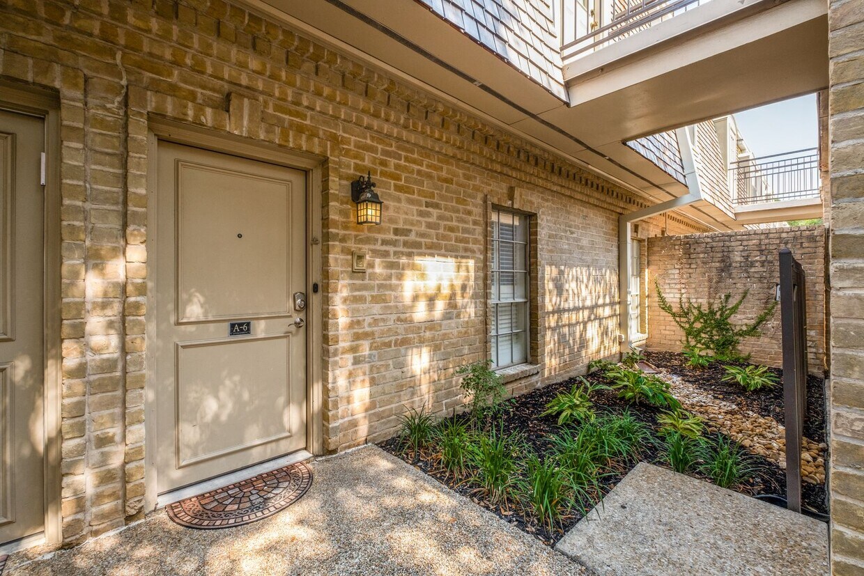Foto principal - 3-BEDROOM TOWNHOME IN DIJON NORTH, ALAMO HEIGHTS