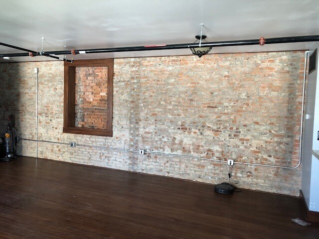 Building Photo - 320 S Main St