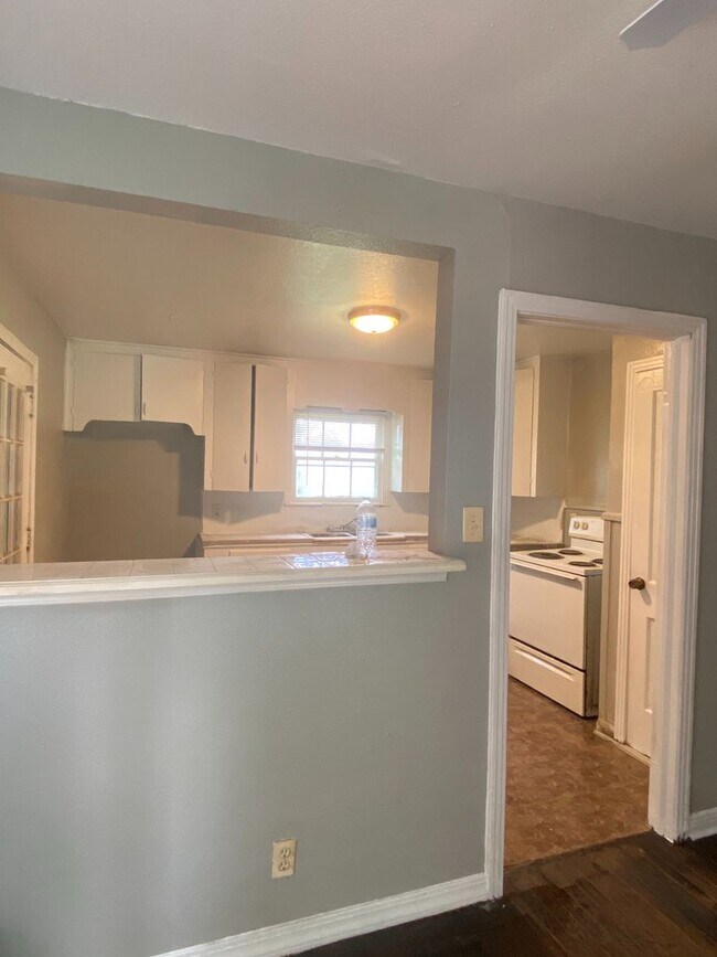 Foto del edificio - 2 bedroom One Bath Home For Rent