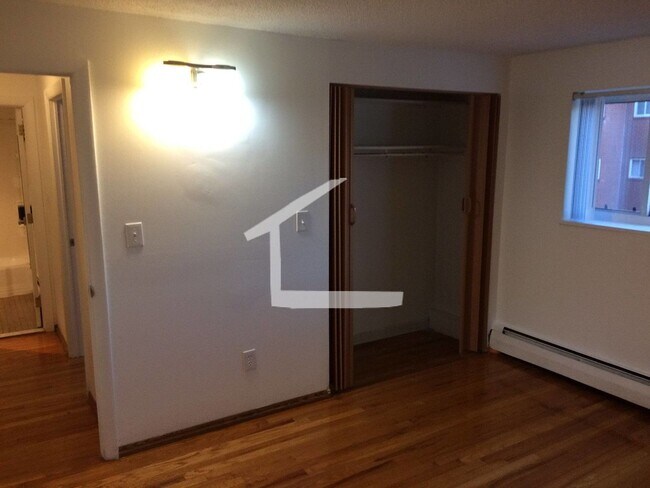 Building Photo - Nicely renovated, PET FRIENDLY 2 bed with free parking and a seasonal swimming pool!