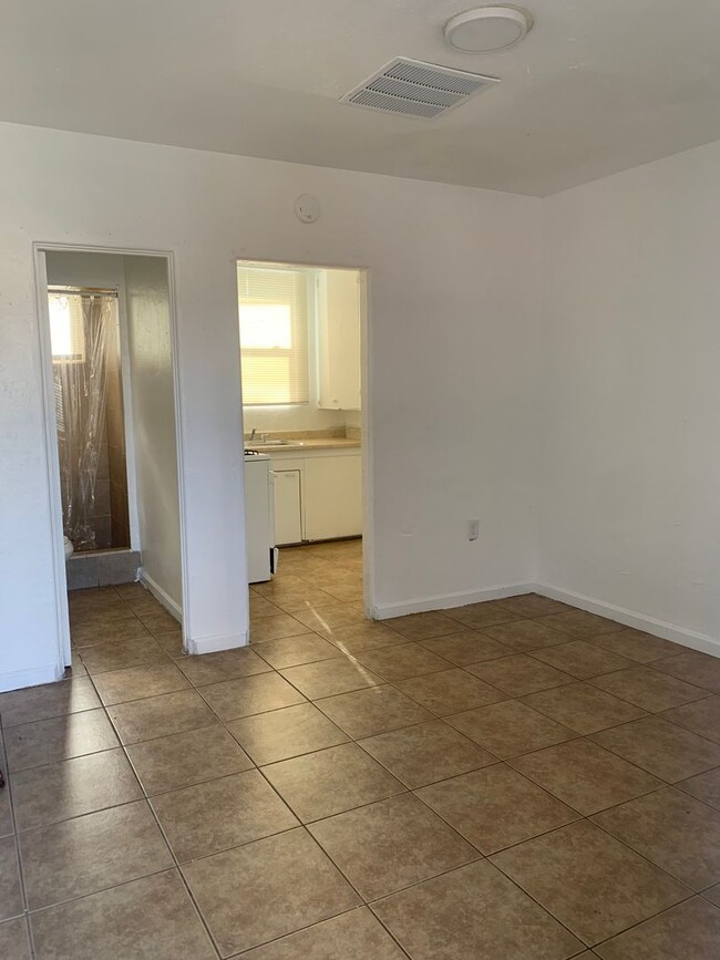 105107 E 8th St Unit 107 B, Bakersfield, CA 93307 Room for Rent in
