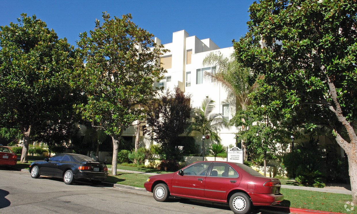 Casa Del Monte Apartments in Sherman Oaks, CA