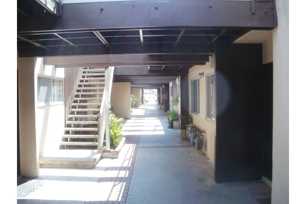 Foto del edificio - 16131 Eucalyptus Ave