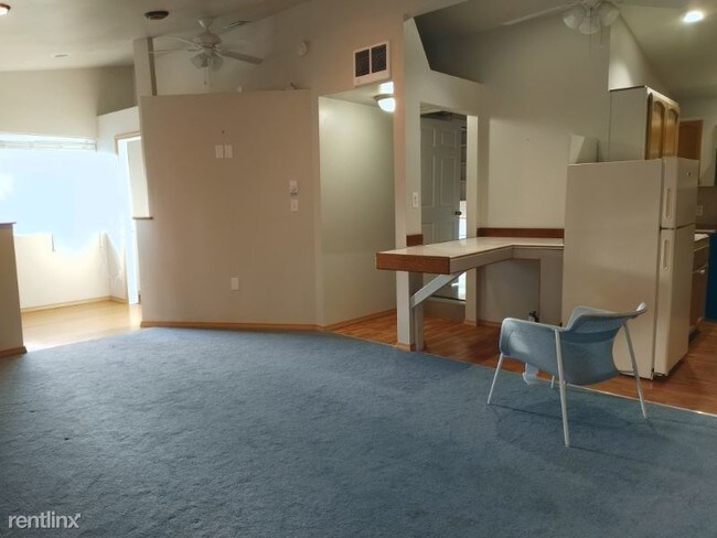Building Photo - 1 br, 1 bath Apartment - 914 NE Serpentine Pl