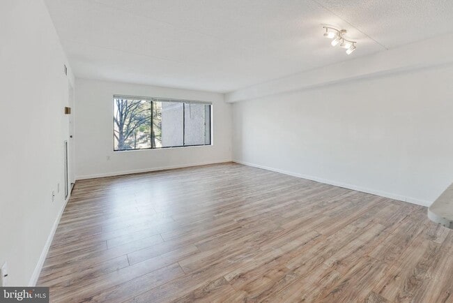 Foto del edificio - 6300 Stevenson Ave