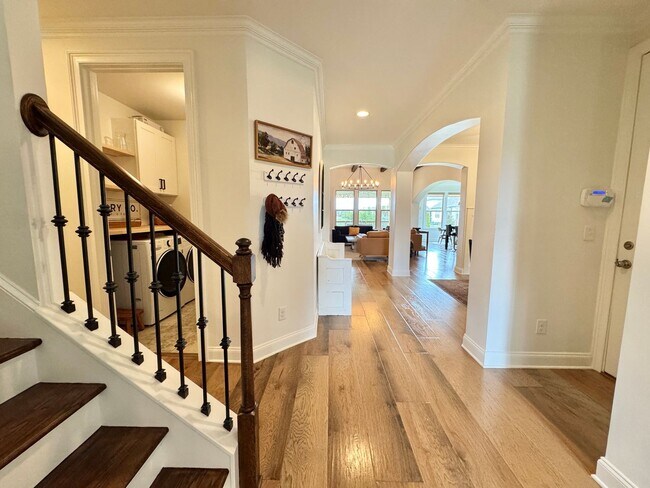 Foto del edificio - 4 Bedroom Home with Office in Walking Distance to Schools