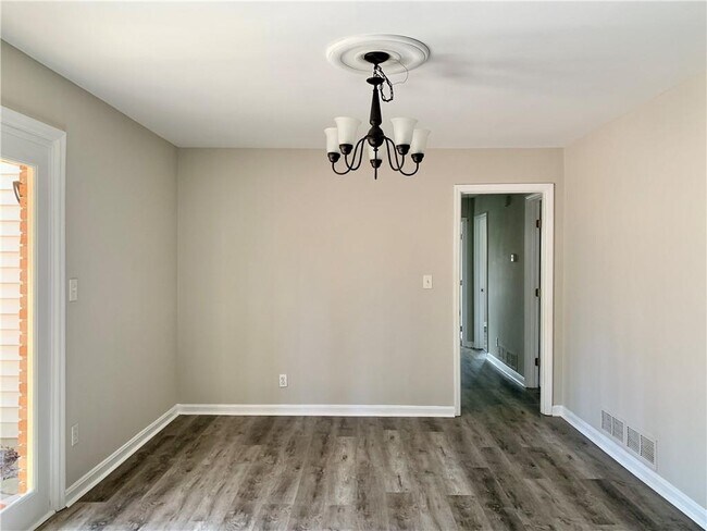 Foto del edificio - 211 Forest Valley Rd